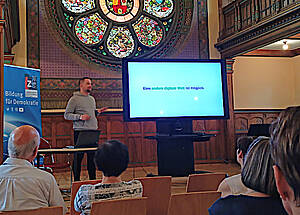 Stefan Mey in der Aula der Volkshochschule Altenburg.
