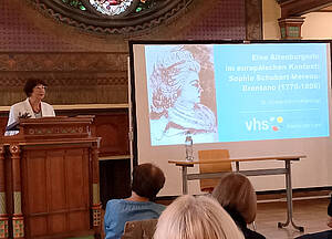 Dr. Christa Grimm in der Aula der Volkshochschule Altenburg.