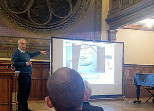 Dr. Norbert Aust in der Aula der Volkshochschule Altenburg.