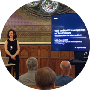 Prof. Dr. Theres Matthieß in der Aula der Volkshochschule Altenburg.