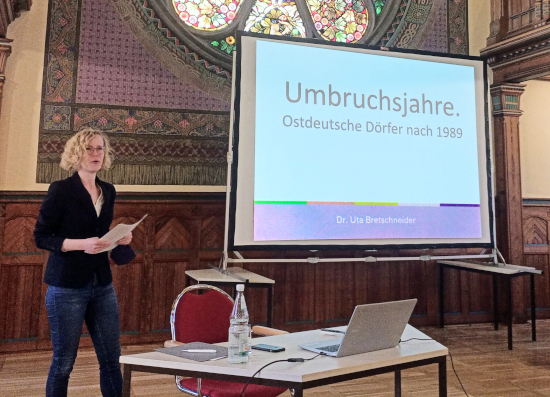 Dr. Uta Bretschneider in der Aula der Volkshochschule Altenburg.