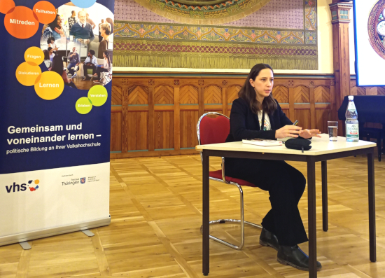 Katharina van Bronswjik in der Aula der Volkshochschule Altenburg.