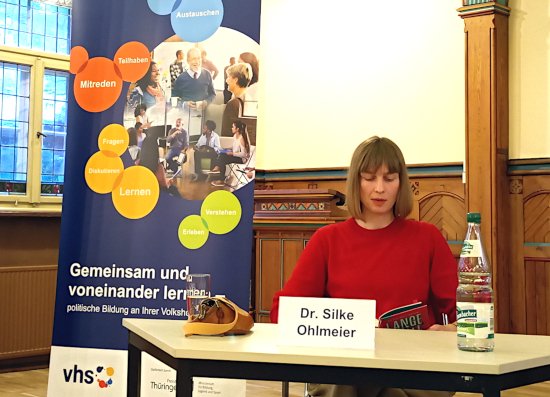 Dr. Silke Ohlmeier in der Aula der Volkshochschule Altenburg.