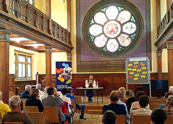 Prof. Dr. Alexander Thiele in der Aula der Volkshochschule Altenburg.