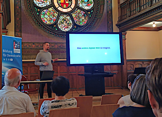 Stefan Mey in der Aula der Volkshochschule Altenburg.