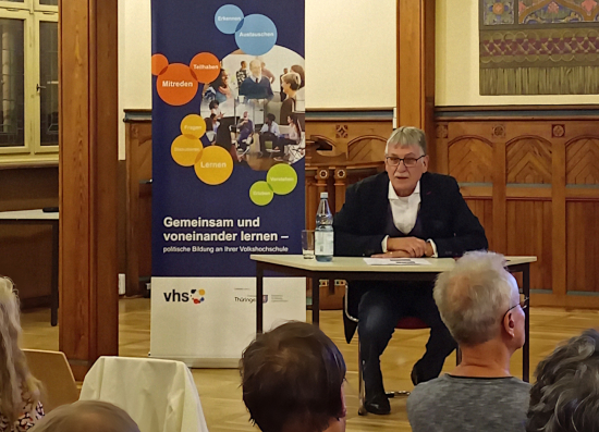Dr. Bernhard Post in der Aula der Volkshochschule Altenburg.