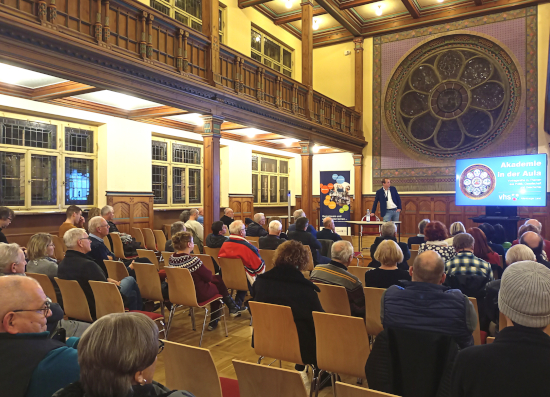 Prof. Dr. Thorsten Thiel in der Aula der Volkshochschule Altenburg.