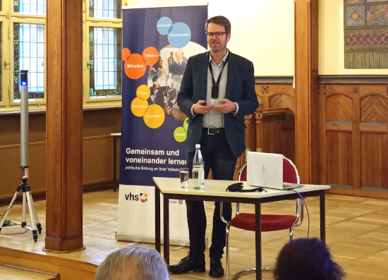 Dr. Michael Kolkmann in der Aula der Volkshochschule Altenburg.