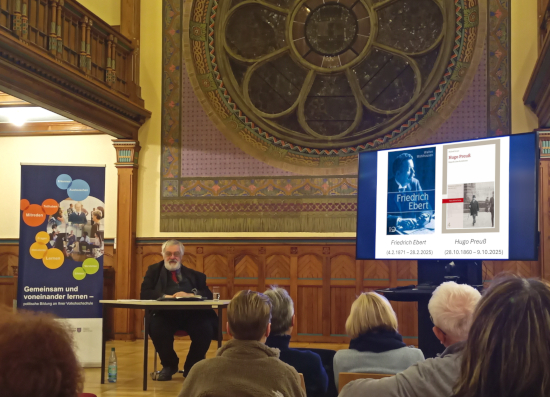 Prof. Dr. Michael Dreyer in der Aula der Volkshochschule Altenburg.