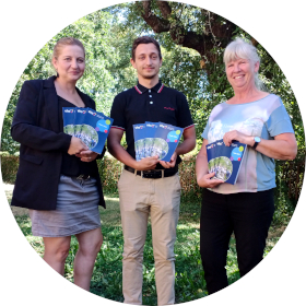 Die VHS-Mitarbeitenden Kristin Treichel, Kilian Kraus und Gudrun Pfeiffer (von links nach rechts) mit dem Programmheft für das Herbstsemester 2022.