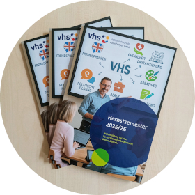 Drei Exemplare des vhs-Programmhefts für das Herbstsemester 2025/26.