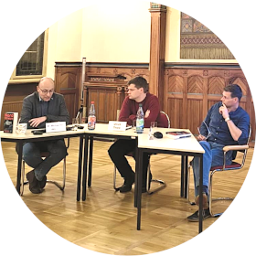 Dr. Michael Hein, Ulrich Thiele und Steffen Dobbert (v.l.n.r.) in der Aula der Volkshochschule Altenburg.