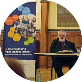 Prof. Dr. Michael Dreyer in der Aula der Volkshochschule Altenburg.