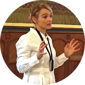 Prof. Dr. Sophia Hoffmann in der Aula der Volkshochschule Altenburg.