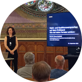 Prof. Dr. Theres Matthieß in der Aula der Volkshochschule Altenburg.