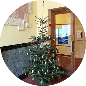Weihnachtsbaum im Foyer der Volkshochschule Altenburg.